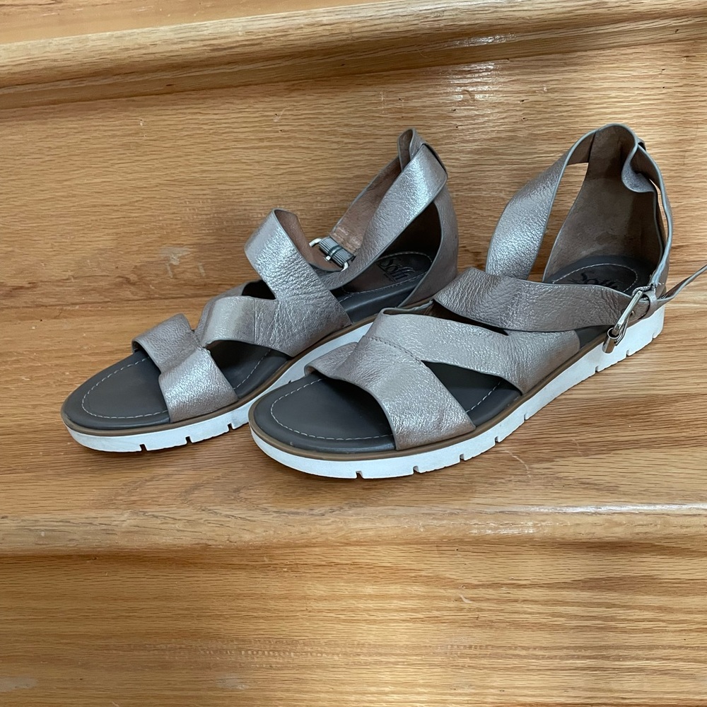 Sofft Mirabelle Platinum metallic leather sandal
